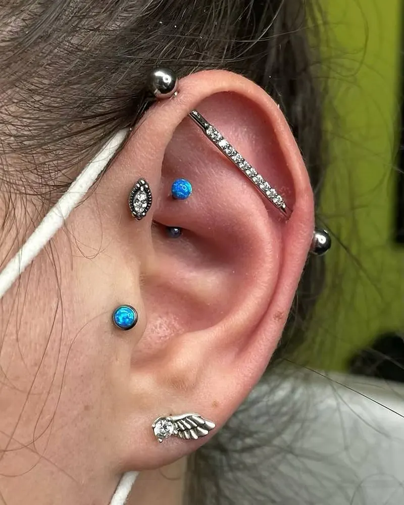 Ear project — kombinacija piercingov v uhlju, delo Lee v studiu Eternal Flame