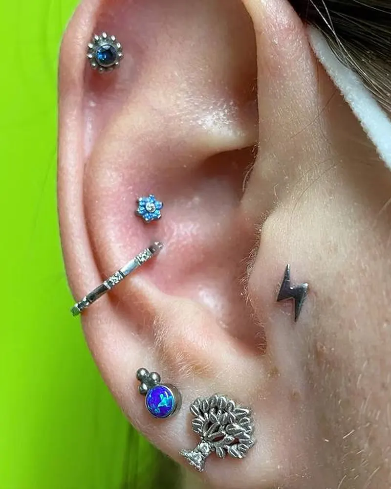 Styling uhlja s kakovostnim nakitom — piercing studio Eternal Flame