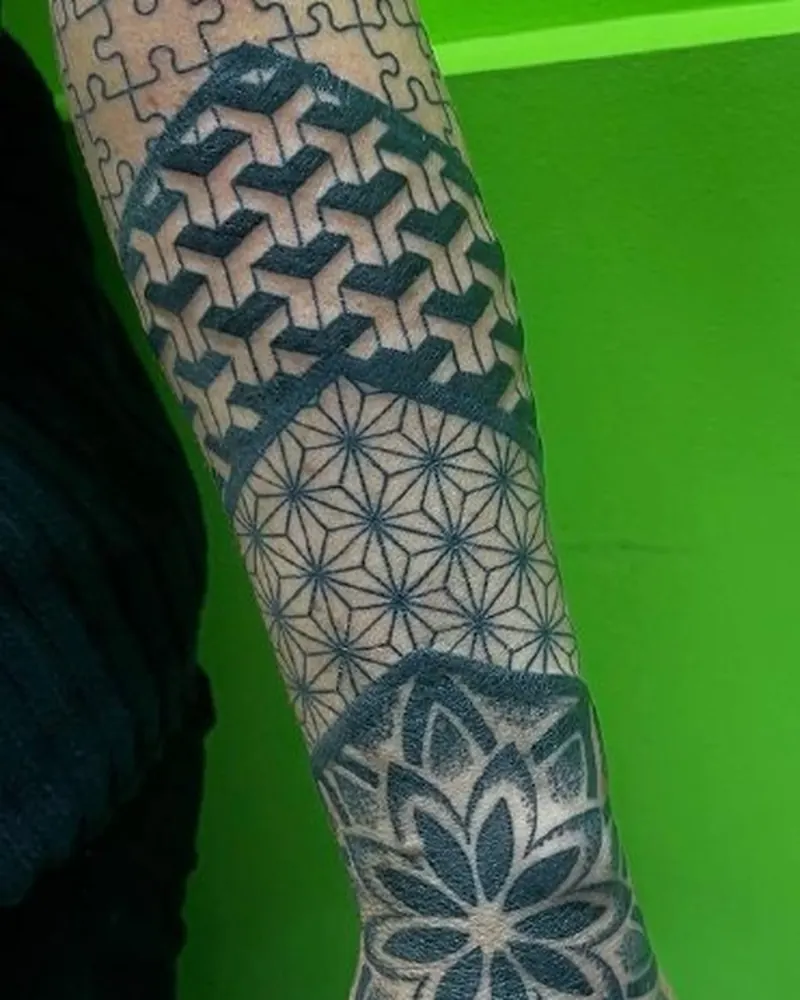 Tetovaža na roki — linijsko delo, tattoo studio v Kopru