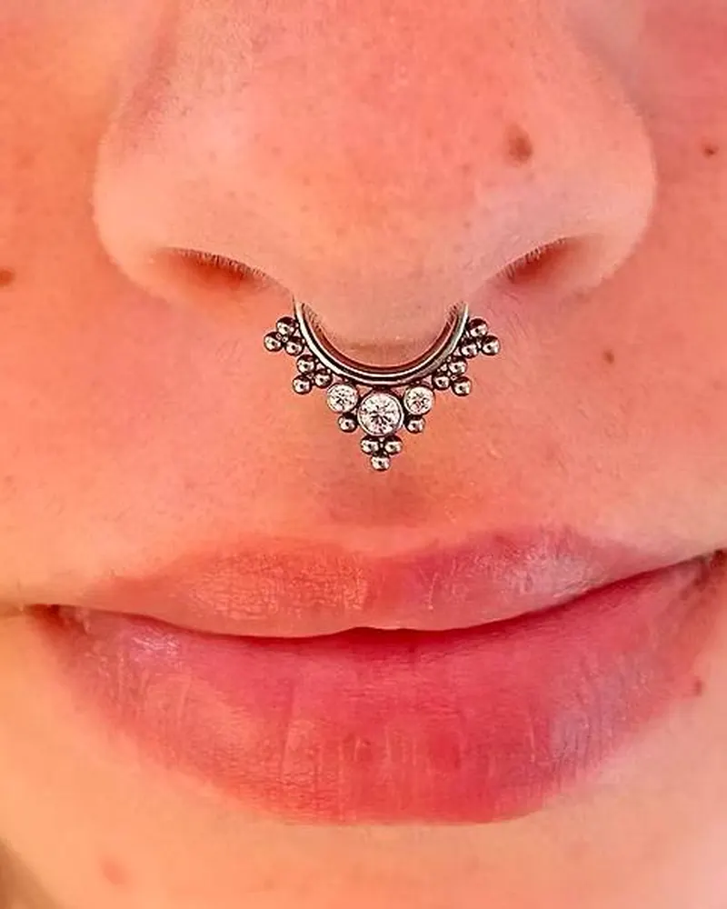 Septum piercing z obročkom — Eternal Flame Koper